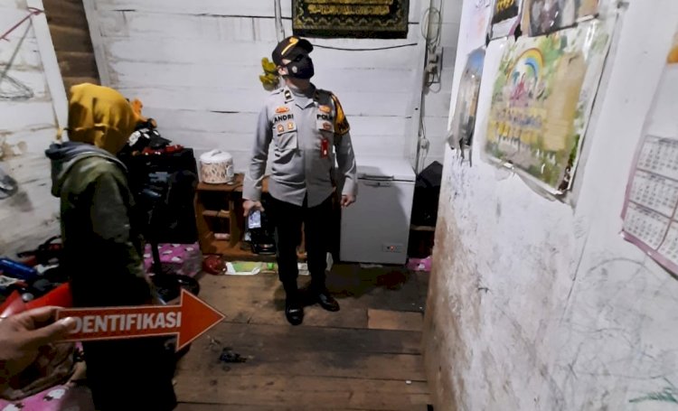 Polisi saat mendatangi lokasi rumah pedagang bakso yang dibobol maling. (Amizon/Rmosumsel.id)