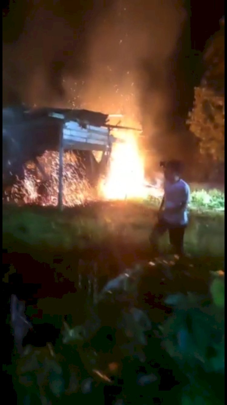 Tangkapan layar video terbakarnya rumah kayu milik M Syeh. (ist/rmolsumsel.id)