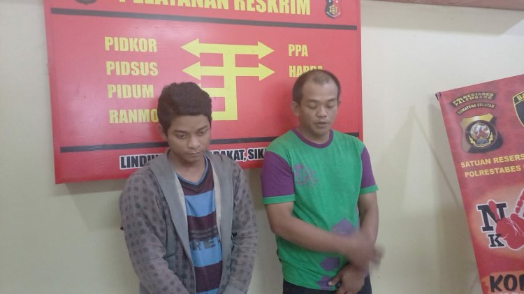 Tersangka Putra Ibrahim (23) dan M Reza Al-Qarana (30) saat ditampilkan petugas dalam pres release ungkap kasus. (ist/rmolsumsel.id)