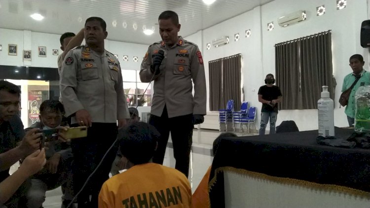 Kapolres Muba AKBP Siswandi saat menginterogasi salah satu tersangka kurir 1 Kg sabu-sabu. (Amarullah Diansyah/Rmolsumsel.id). 