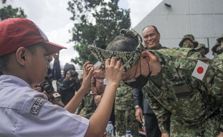 Danbrig Paratroopers 1 Airbone Jepang ketika menerima Tanjak dari siswa Sekolah Dasar ketika mengunjungi Monpera Palembang/Foto: Humaidy Kennedy