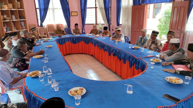 Pelaksaan evaluasi kinerja dan rapat koordinasi yang dilakukan Disbudpar Kabupaten Mura bersama lembaga adat di Kantor Kecamatan Muara Kelingi/ist