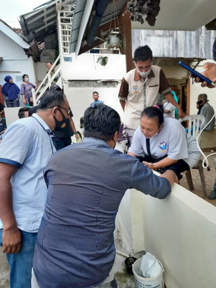 Petugas mengidentifikasi jenazah yang ditemukan tewas di dalam rumah/ist