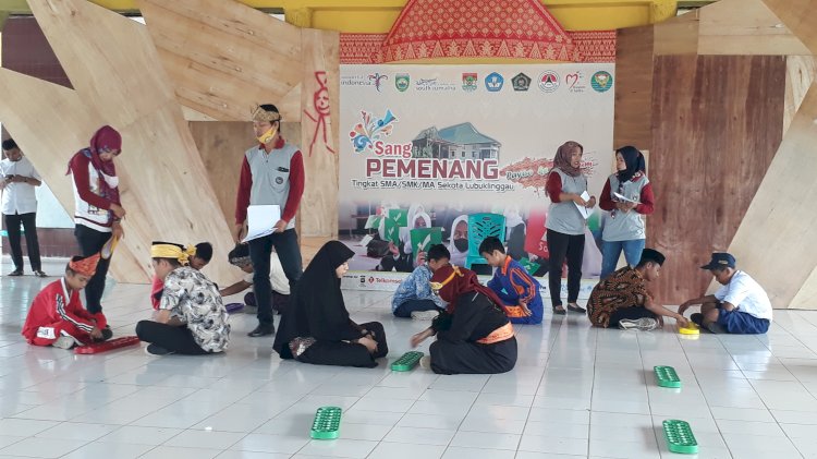 Puluhan peserta dengan gembira mengikuti lomba congklak yang digelar Disbudpar Sumsel/Ist