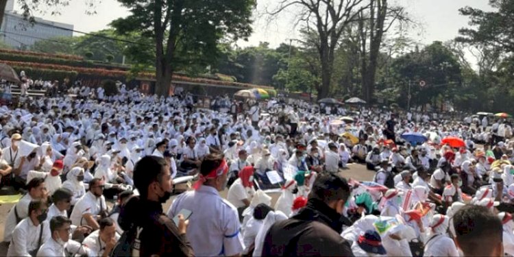 Ribuan tenaga kesehatan honorer di Jabar menggelar unjuk rasa di depan Gedung Sate, Kota Bandung/RMOLJabar