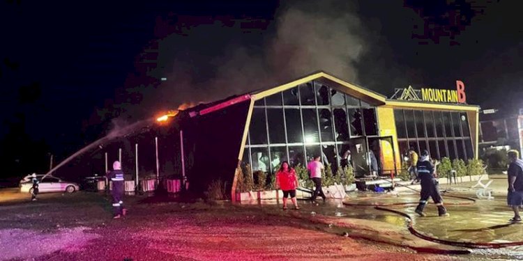 Petugas pemadam kebakaran bekerja untuk memadamkan api di klub malam Mountain B di distrik Sattahip, Thailand. AFP
