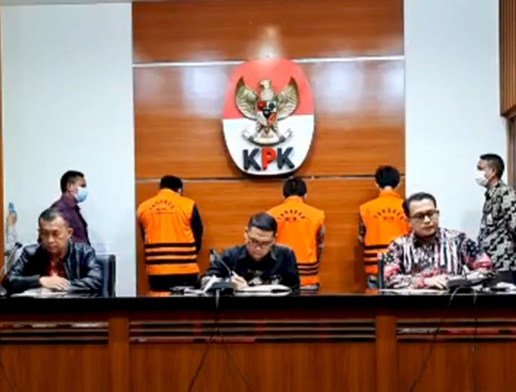 Press conference KPK terkait penahanan tiga tersangka kasus  Korupsi Restitusi Pajak Tol Solo-Kertosono/repro