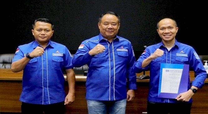 Yudha Pratomo Mahyuddin didampingi Ketua DPD Partai Demokrat Sumsel Cik Ujang  saat menerima Surat Keputusan (SK) dari Dewan Pimpinan Pusat (DPP) Partai Demokrat. (Ist/rmolsumsel.id)