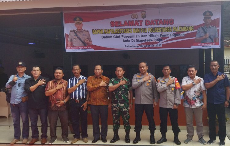 Kapolresta Kombes Pol Muhammad Ngajib foto bersama saat meresmikan Aula Mapolsek Plaju/Foto:Amizon