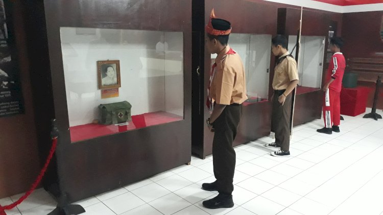 Beberapa pelajar terlihat tengah mengamati beberapa koleksi sejarah dari museum Subkoss Garuda. (Istimewa/rmolsumsel.id)