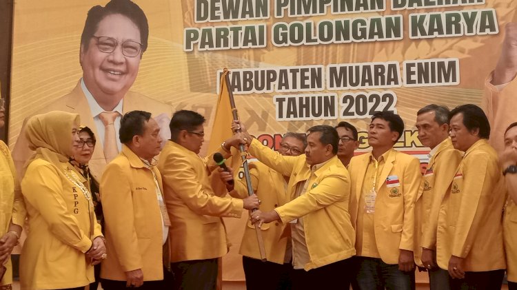 Penyerahan bendera panji Partai Golkar kepada ketua DPD Partai Golkar Muara Enim terpilih, Hadiono. (Noviansyah/rmolsumsel.id)