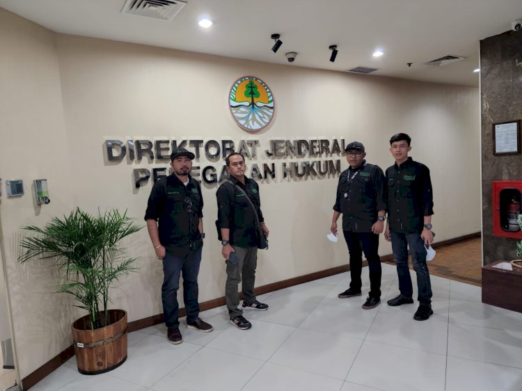Sejumlah pengurus DPW Kawali Sumsel saat menyerahkan berkas dugaan pelanggaran lingkungan yang dilakukan PT Sriwijaya Bara Priharum. (ist/rmolsumsel.id)