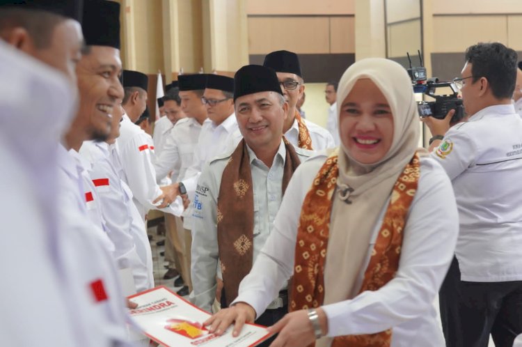 Ketua DPD Gerindra Sumsel Kartika Sandra Desi didampingi Pj Bupati Muba Apriyadi dan Ketua DPC Gerindra Muba Irwin Zulyani menyerahkan SK untuk seluruh PAC/Ist.