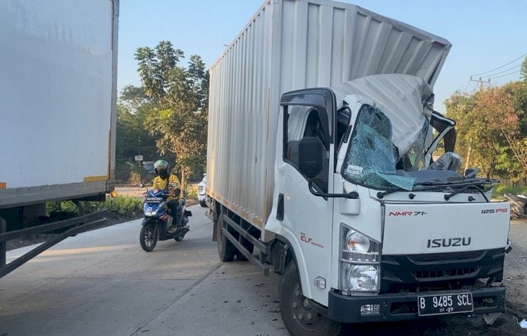 Tabrakan mobil truk box dan dump truk sebabkan pejalan kaki harus diamputasi/ist