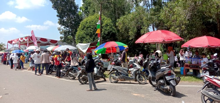 Barisan pelaku UMKM yang berjualan di pinggir jalan saat Lomba Gerak Jalan. (eko jurianto/rmolsumsel.id)