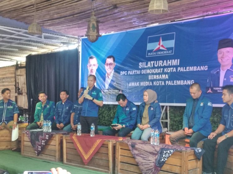 Suasana silaturahmi DPC Partai Demokrat Kota Palembang dengan wartawan, di Guns Cafe, Kambang Iwak, Selasa (9/8) (Dudy Oskandar/rmolsumsel.id). 