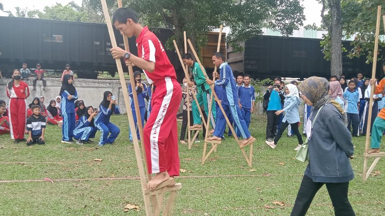 Ratusan pelajar di Muara Enim mengikuti lomba permainan tradisional dalam rangka HUT RI ke-77. (Noviansyah/Rmolsumsel.id). 