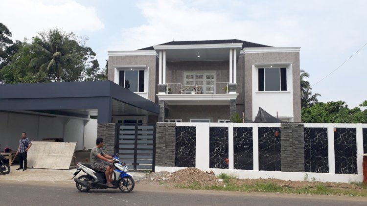 Rumah mewah tersangka E yang dibeli dari hasil membobol kartu kredit. (Istimewa/rmolsumsel.id)