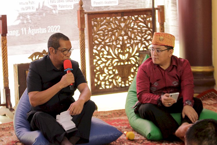 Staf Ahli Gubernur Sumsel Bidang Pemerintahan, Hukum dan Politik, Firmansyah saat menyampaikan kata sambutannya di acara Forum Diskusi yang digelar Kantor Berita RMOL Sumsel di Istana Adar Kesultanan Palembang. (kenedy/rmolsumsel.id)
