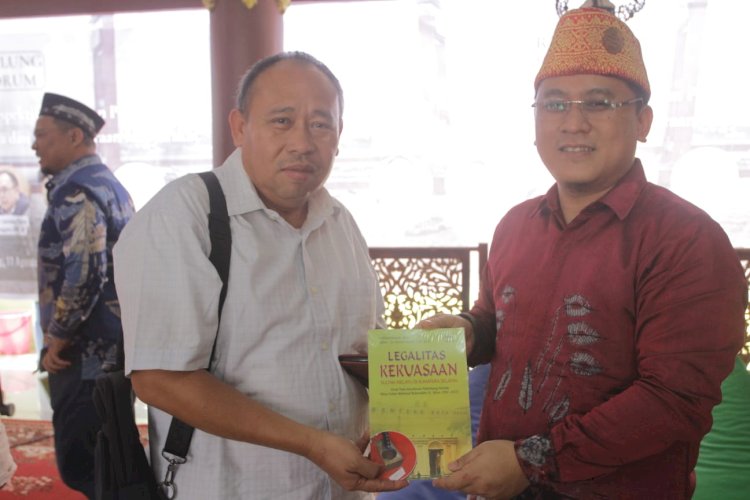 Ketua SMSI Sumsel, Jon Heri (kiri) foto bersama Sultan Mahmud Badaruddin IV, RM Fauwaz Diradja. (kenedy/rmolsumsel.id)