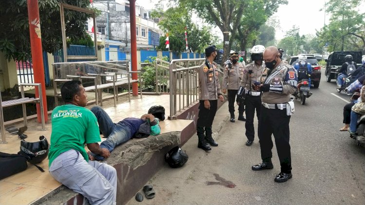 Polisi saat mendatangi lokasi terjadi kecelakaan yang melibatkan motor Spacy dan Beat. Ist