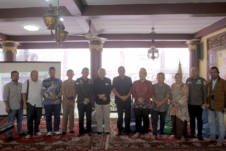 Foto bersama narasumber serta peserta diskusi  Relung Forum dengan tema "Menyelami Sungai Musi Dalam Perspektif Kebijakan Pemerintah Untuk Kelestarian Lingkungan Budaya Dan Kesejahteraan Masyarakat", yang digelar Kantor Berita RMOL Sumsel di Istana Adat Kesultanan Palembang. (kenedy/rmolsumsel.id)