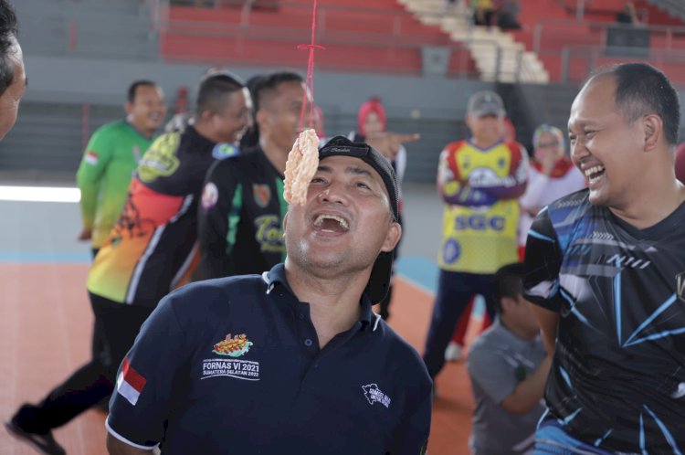 Pj Bupati Muba Apriyadi bersama Forkopimda dan masyarakat mengikuti lomba makan kerupuk sebagai bagian dari perayaan HUT RI ke-77/Ist