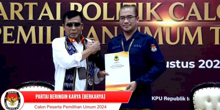 Ketum Partai Berkarya, Muchdi Pr menyerahkan dokumen sebagai calon peserta Pemilu 2024 kepada Ketua KPU RI, Hasyim Asyari/RMOL