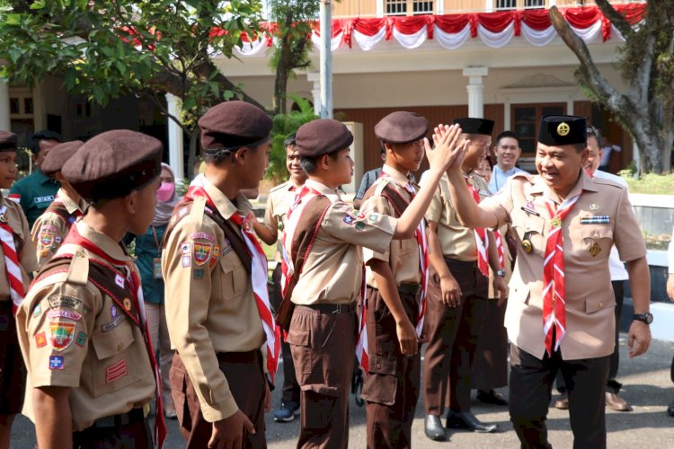 Pj Bupati Muara Enim, Kurniawan, melepas kontingen Muara Enim untuk mengikuti Jamnas XI di Bumi Perkemahan Wiladatika Cibubur Jakarta Timur pada 13-21 Agustus 2022. (Noviansyah/Rmolsumsel.id). 