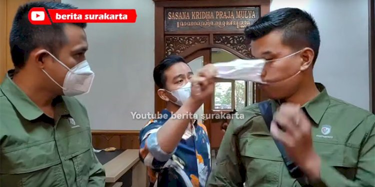 Walikota Solo Gibran Rakabuming Raka saat menarik masker Anggota Pasukan Pengamanan Presiden (Paspampres) Hari Misbah/Youtube: Berita Surakarta