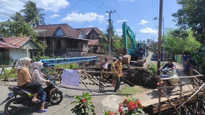Perbaikan jembatan Air Nakau di Desa Gunung Meraksa Baru. (ist/rmolsumsel.id) 