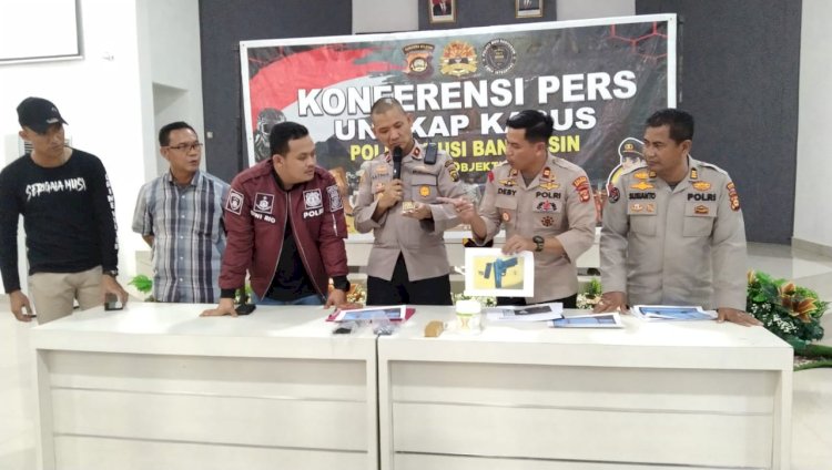 Wakapolres Muba Kompol Satria Dwi Dharma didampingi Kasat Reskrim AKP Dwi Rio Andrian dan Kasi Humas AKP Susianto saat menjelaskan hasil penyelidikan sementara kasus penembakan Kades Bayat Ilir Muba/ist