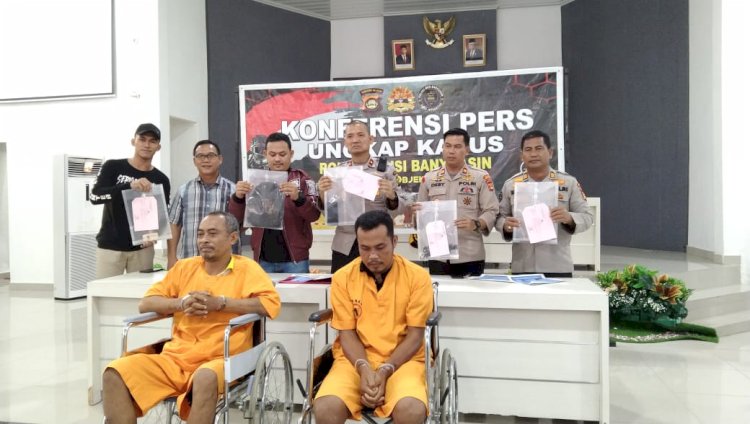 Kedua tersangka perampokan di kawasan Jalintim Muba saat diamankan pihak kepolisian/Ist