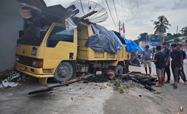 Mobil pengangkut batubara menabrak rumah warga di Aceh Barat/ Foto: Dok Polres Aceh Barat