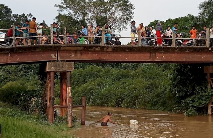 Warga melakukan pencarian terhadap korban S yang tenggelam di Sungai/ist