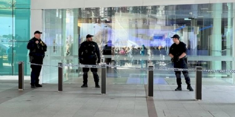 Petugas polisi berjaga di Bandara Canberra, Australia/Net