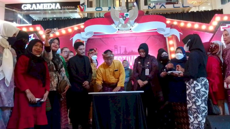 Sultan Palembang, SMB IV RM Fauwaz Diradja saat hadir pada Rapat Akbar UMKM  dan Festival Kuliner Tampah Dalam rangkaian Event Tahuan Festival Budaya Nusantara. (ist/rmolsumsel.id)