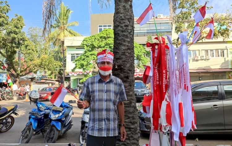 Efendi, salah satu pedagang pernak-pernik di lokasi perlombaan gerak jalan di Stadion Kamboja Palembang/Foto:Humaidy Kennedy