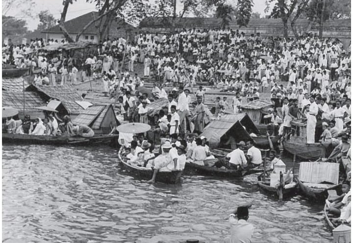 Masyarakat Palembang menyaksikan lomba perahu Bidar dalam memperingati HUT Kemerdekaan Republik Indonesia di Tahun 1949/Foto: Arsip Nasional