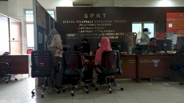 Ibu korban saat membuat laporan di SPKT Polrestabes Palembang. (Amizon/Rmolsumsel.id)