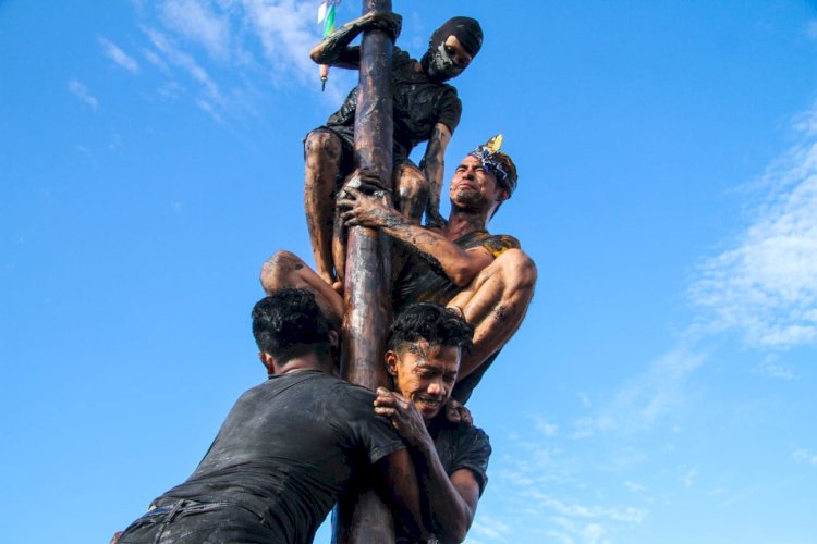 Warga Mhba tumpah ruah menyaksikan lomba oanjat pinang yang sudah dua tahun tak digelar/ist