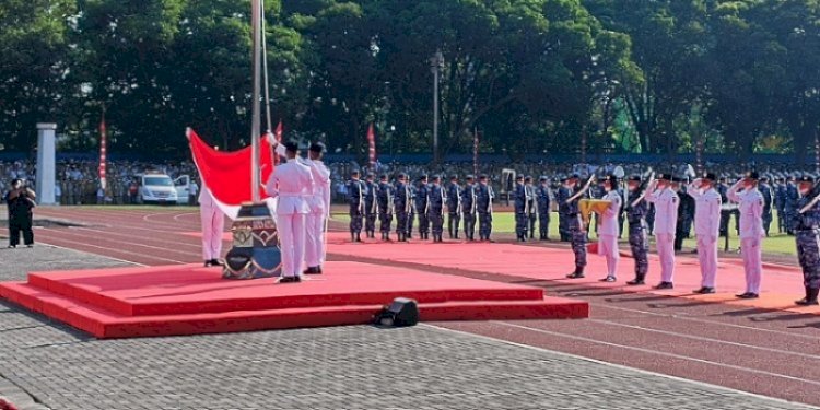 Bendera Merah Putih tetap dibentangkan paskibra meskipun tidak bisa dinaikkan tiang karena tali putus, di Stadion Sriwedari Solo. RMOL Jateng