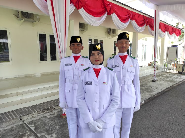 Silvia Alkasih pembawa Baki Bendera saat upacara HUT ke-77 RI di Kabupaten Musi Banyuasin. (Amarullah Diansyah/Rmolsumsel.id). 