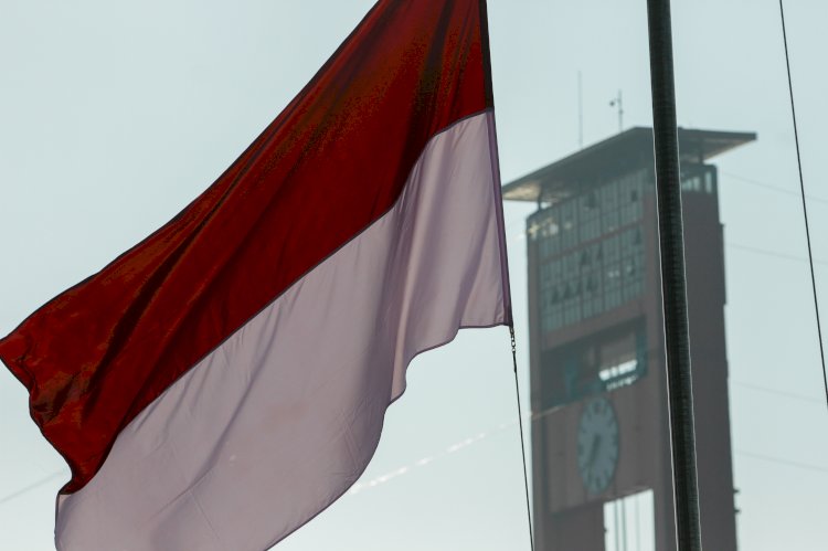  Bendera Merah Putih berkibar di Plaza BKB berlatarkan Jembatan Ampera/Foto:Humaidy Kennedy