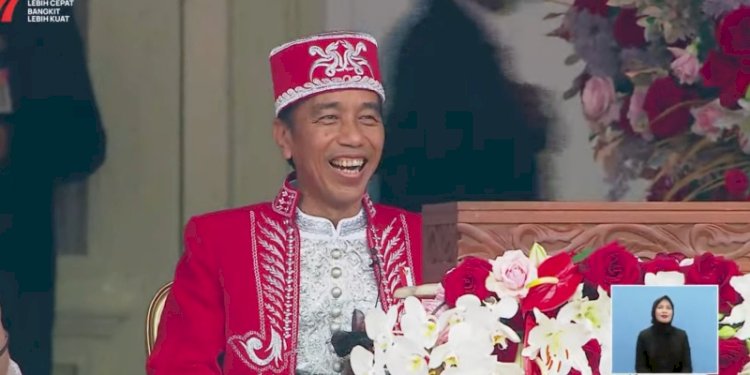 Presiden RI, Joko Widodo tertawa saat mendengarkan lagu Ojo Dibandingke. (Istimewa/rmolsumsel.id)