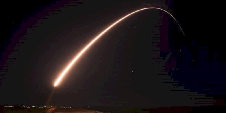 Peluncuran rudal balistik antarbenua Minuteman III selama uji operasional di Pangkalan Angkatan Ruang Angkasa Vandenberg, California, Amerika Serikat pada Selasa (16/8)/Net