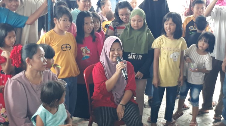 Salah satu peserta lomba menangis, Ida yang berhasil membuat penonton terbawa kesedihannya. (Istimewa/rmolsumsel.id)