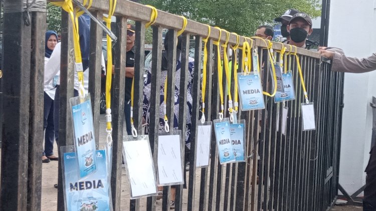 Tanda pengenal wartawan yang digantung di pagar pembatas sebagai bentuk kekecewaan terhadap oknum staf humas PTBA yang  melarang wartawan untuk meliput. (Noviansyah/rmolsumsel.id)