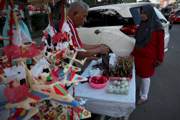 Pedagang kuliner khas Palembang meraih untung besar di saat hari Kemerdekaan. (Humaidy Aditya Kenedy/Rmolsumsel.id). 