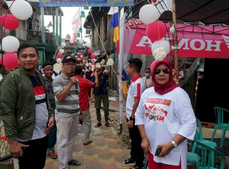 Suasana Warga RT 09  dan RT 10 , Rw 04 , Lorong Batu Kelurahan 29 Ilir Palembang menggelar lomba makan kerupuk sepanjang 154 meter dalam memeriahkan HUT kemerdekaan RI ke 77 Tahun, Rabu (17/8).(Dudy Oskandar/rmolsumsel.id)